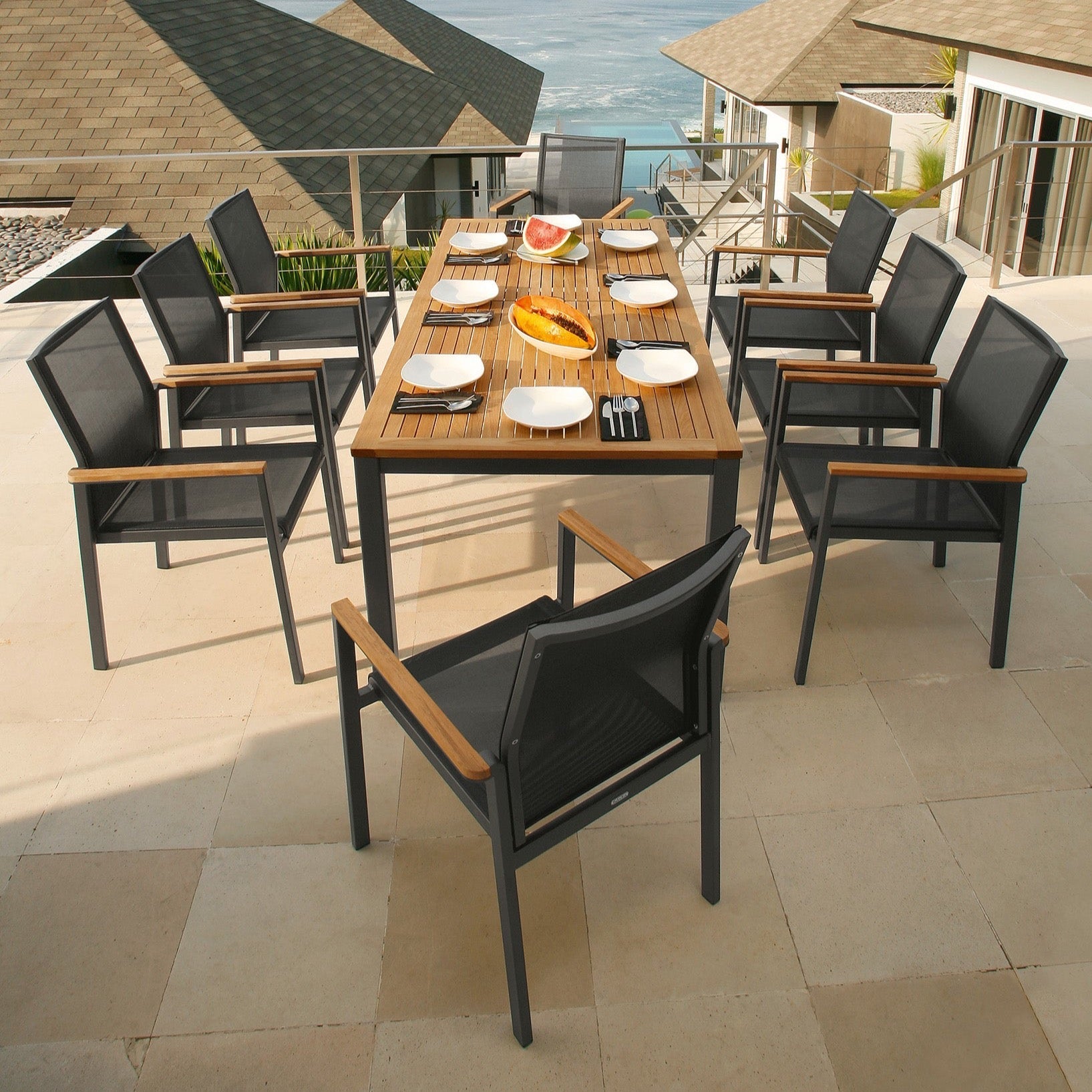 Die Essgruppe Aura ist ein Set aus einem Tisch und 8 Stühlen, ideal für den Außenbereich.
