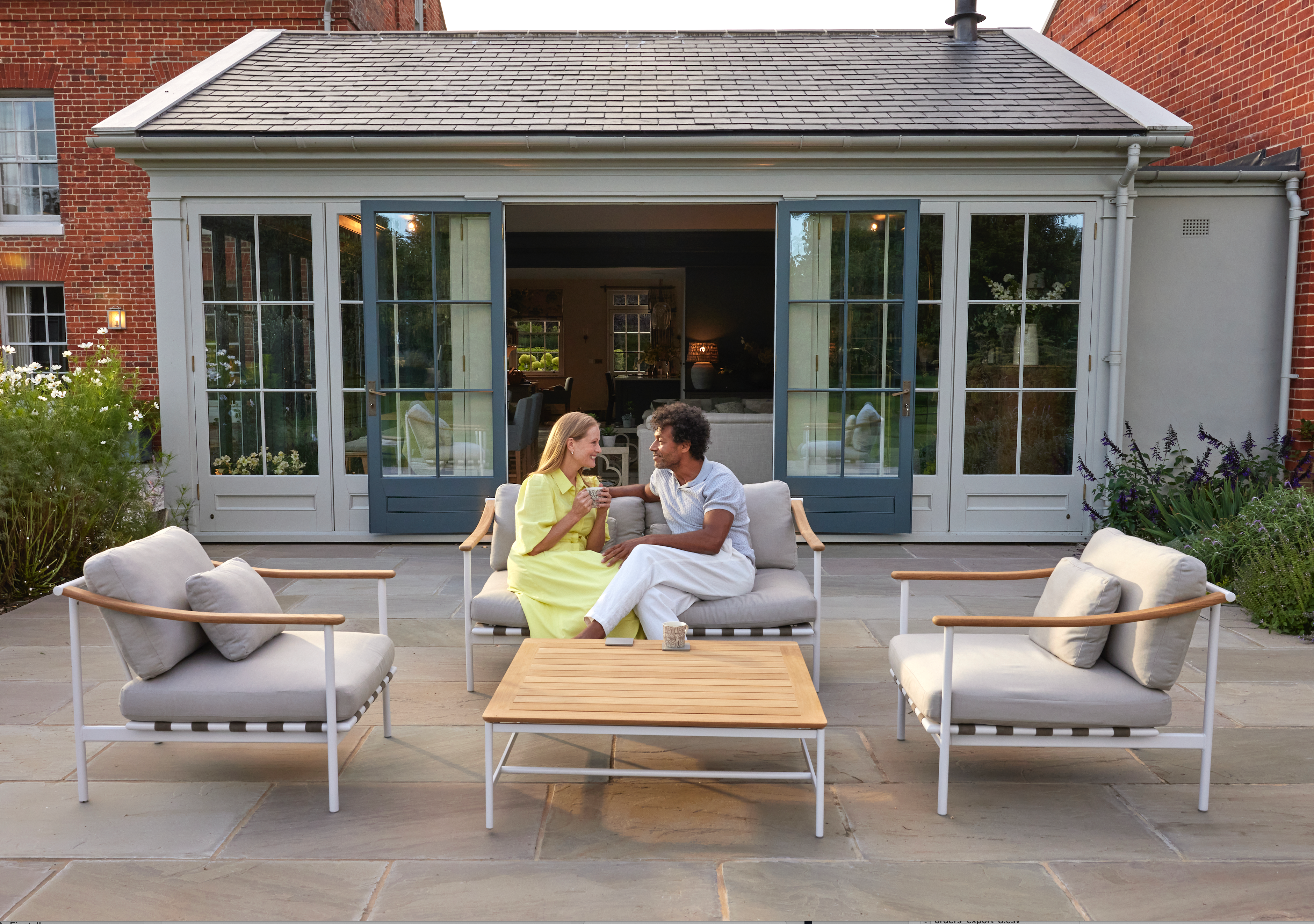 Barlow Tyrie I Around Deep Seating Sofa mit Teakarmlehnen 150 cm