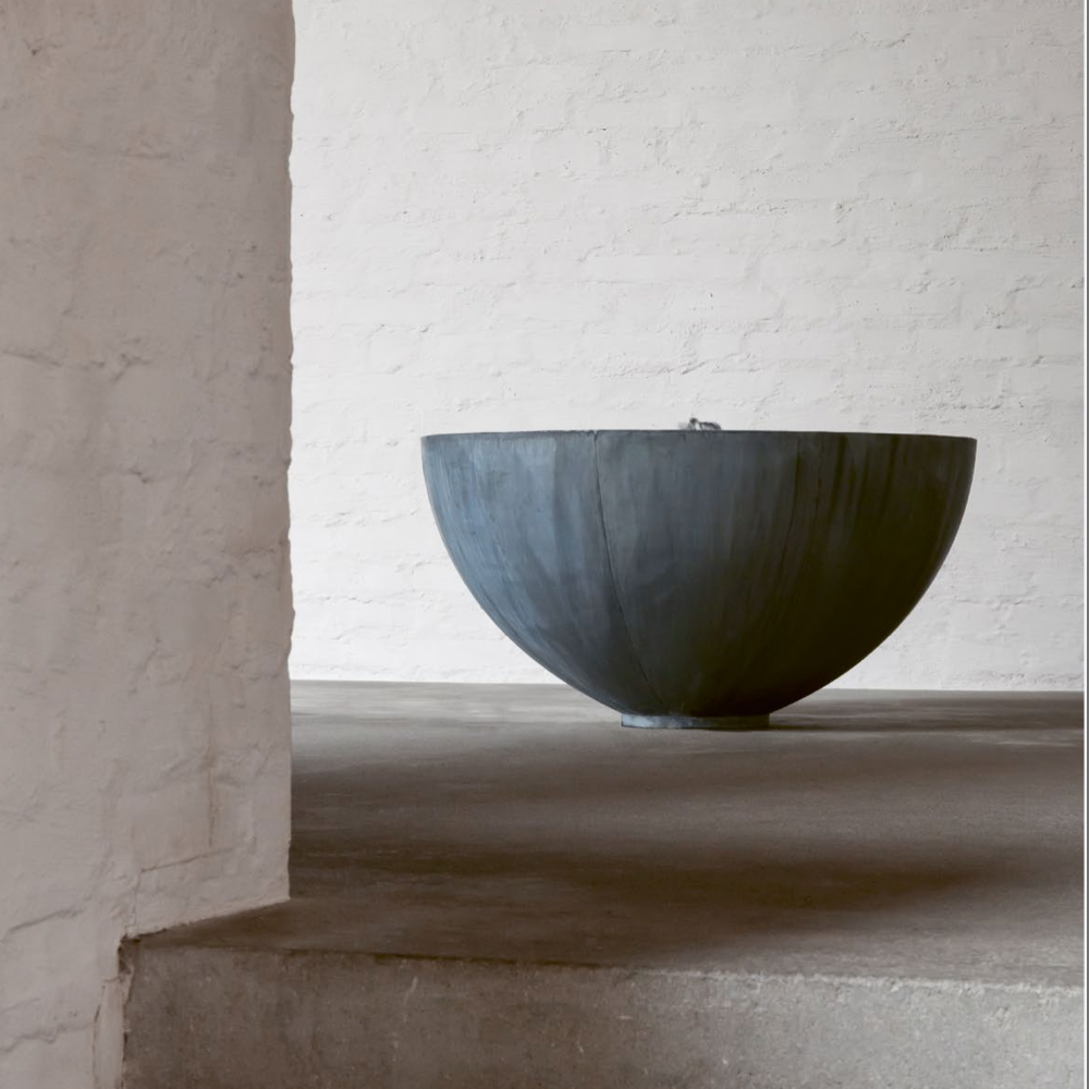 Detailaufnahme Zink & Wasserfluss: Domani Zinc Fountains 100 – hochwertiges Zink, sanft fließendes Wasser