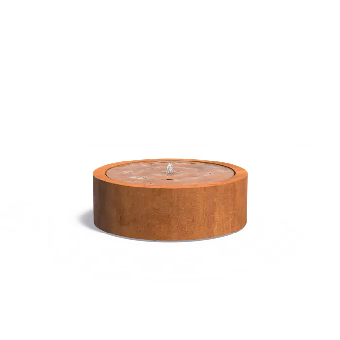 Das warme, orange-braune Design des Cortenstahls harmoniert perfekt mit der Natur. Mit Beleuchtung und Wasserspiel ist er ein Blickfang – auch bei Nacht.