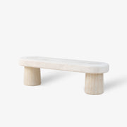 Diese Sitzbank besteht aus hellem Travertin-Naturstein und hat eine längliche rechteckige Form.
