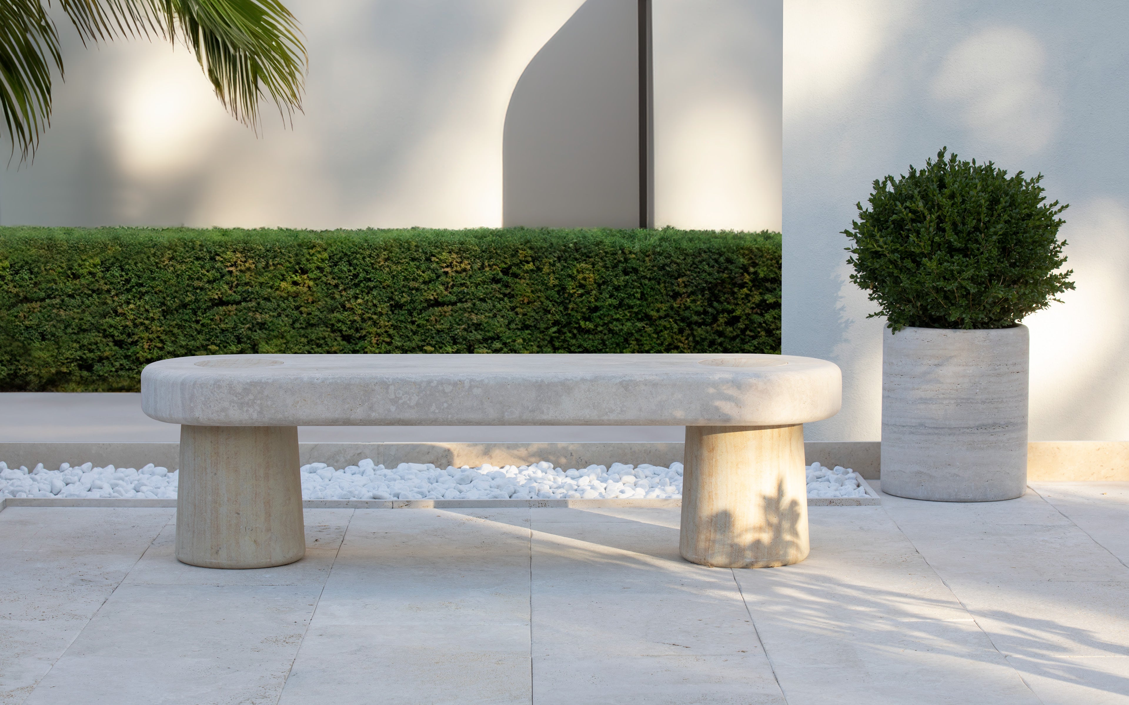 Sitzbank Clio By VELTHA® – Zeitloses Design aus Travertin für Ihren Garten