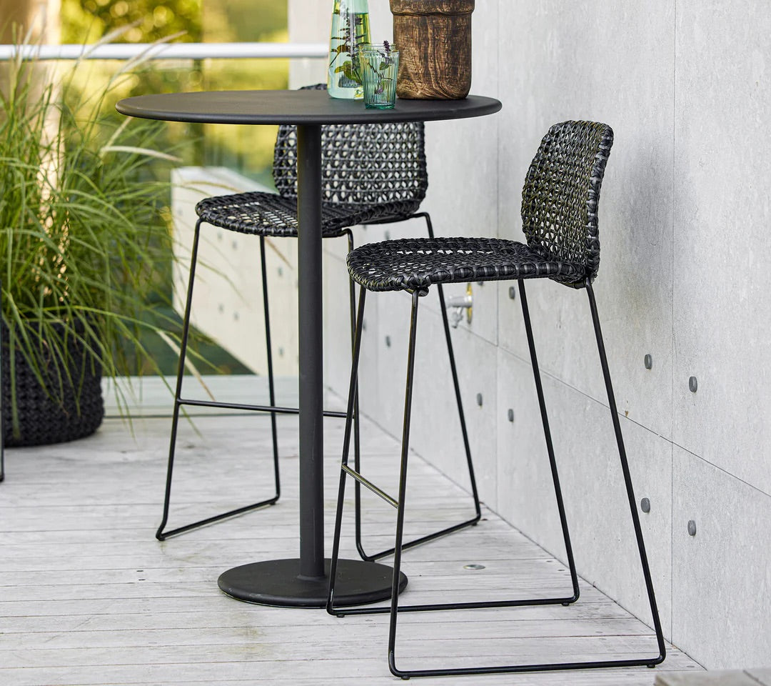 Cane-Line Vibe Bahocker aus Cane-line Weave auf Stahlgestell im Garten bzw. auf der Terrasse