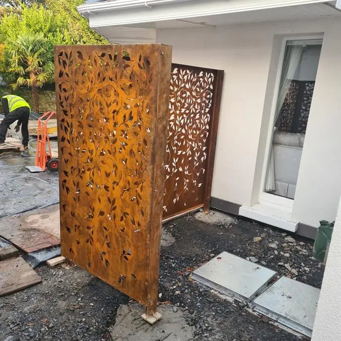 Adezz I Paneele aus Cortenstahl mit Blättermuster