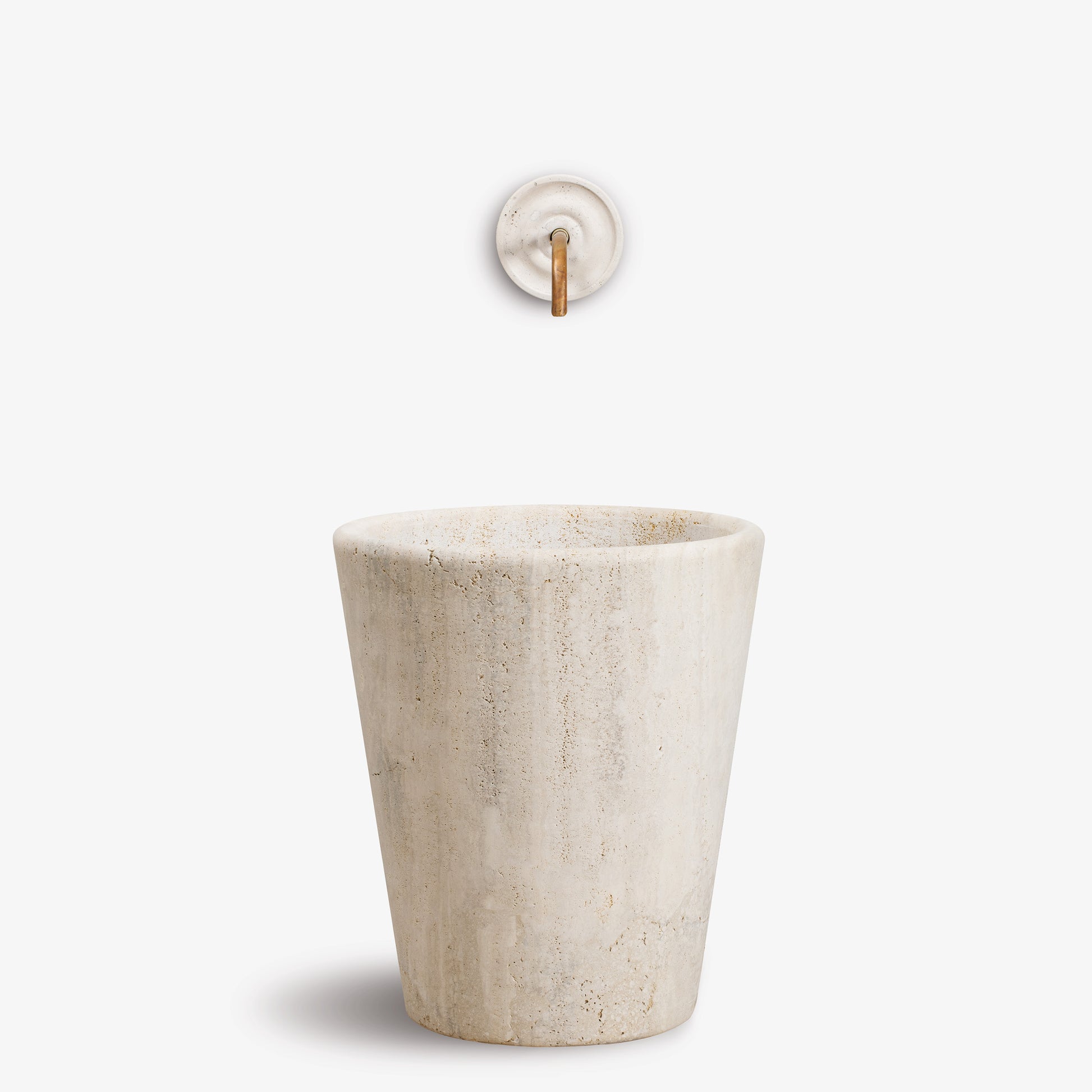 Der Eisentopf oberhalb des Beckens ist kreisförmig durchlöchert, um eine gleichmäßige Wasserverteilung zu gewährleisten.
