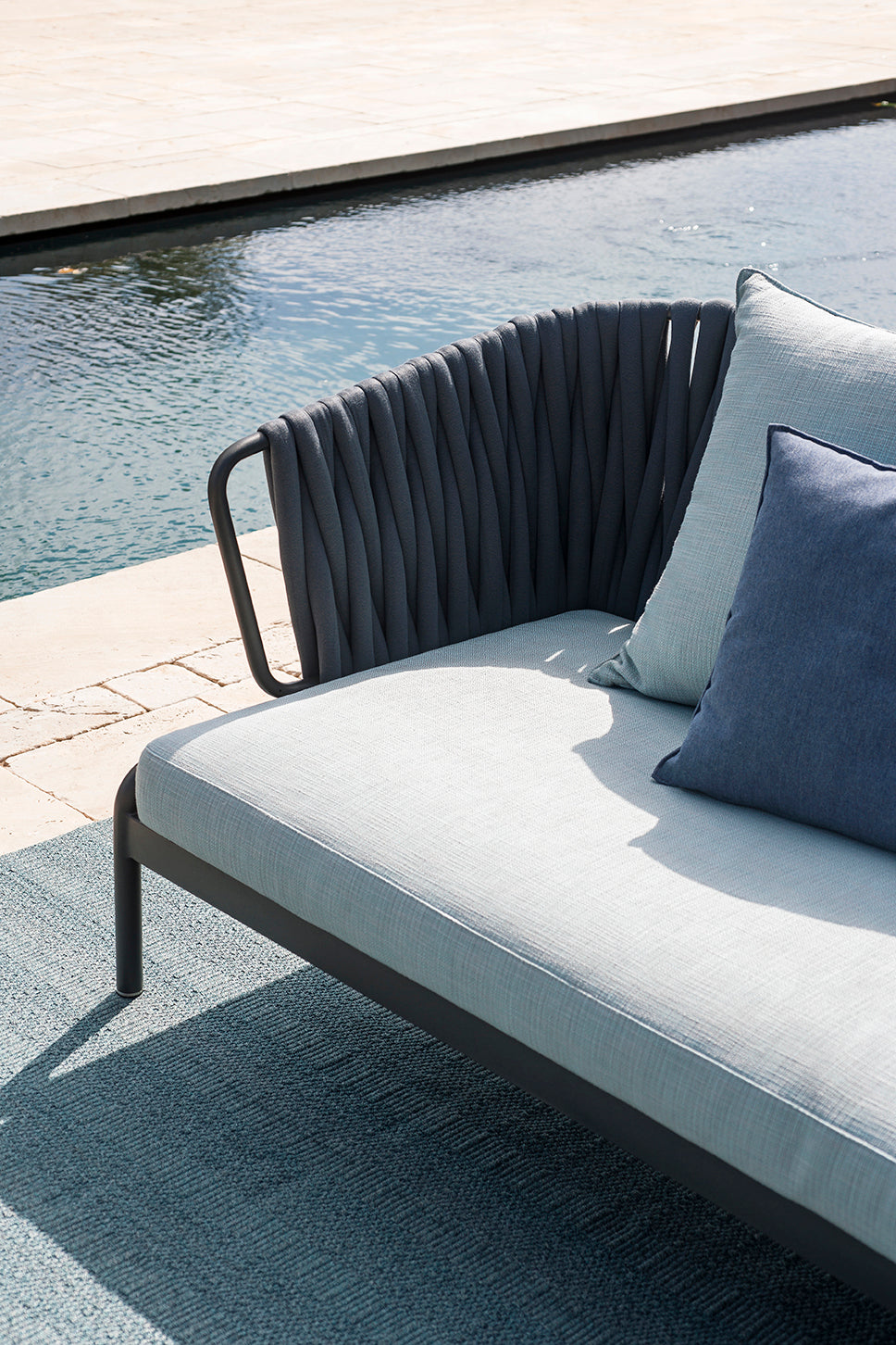 Roda I Spool Sofa mit gepolstertem Gurt 236 cm