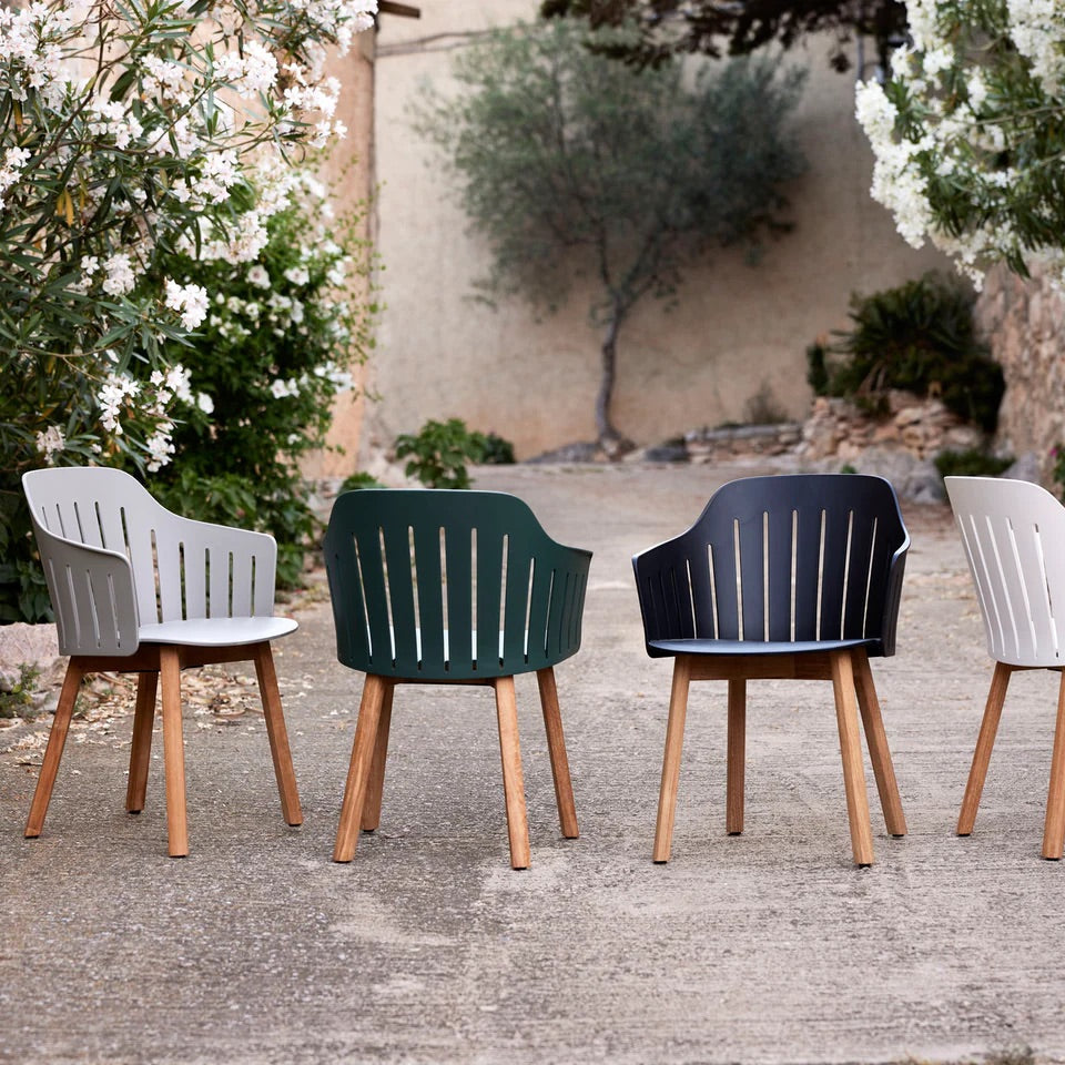 Cane-Line I Choice Armlehnenstuhl mit Teakbeinen