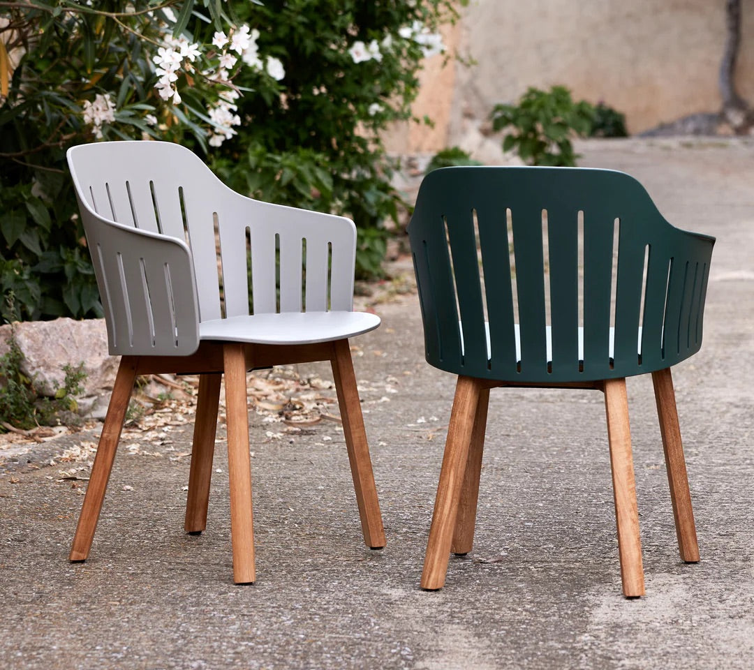 Cane-Line I Choice Armlehnenstuhl mit Teakbeinen