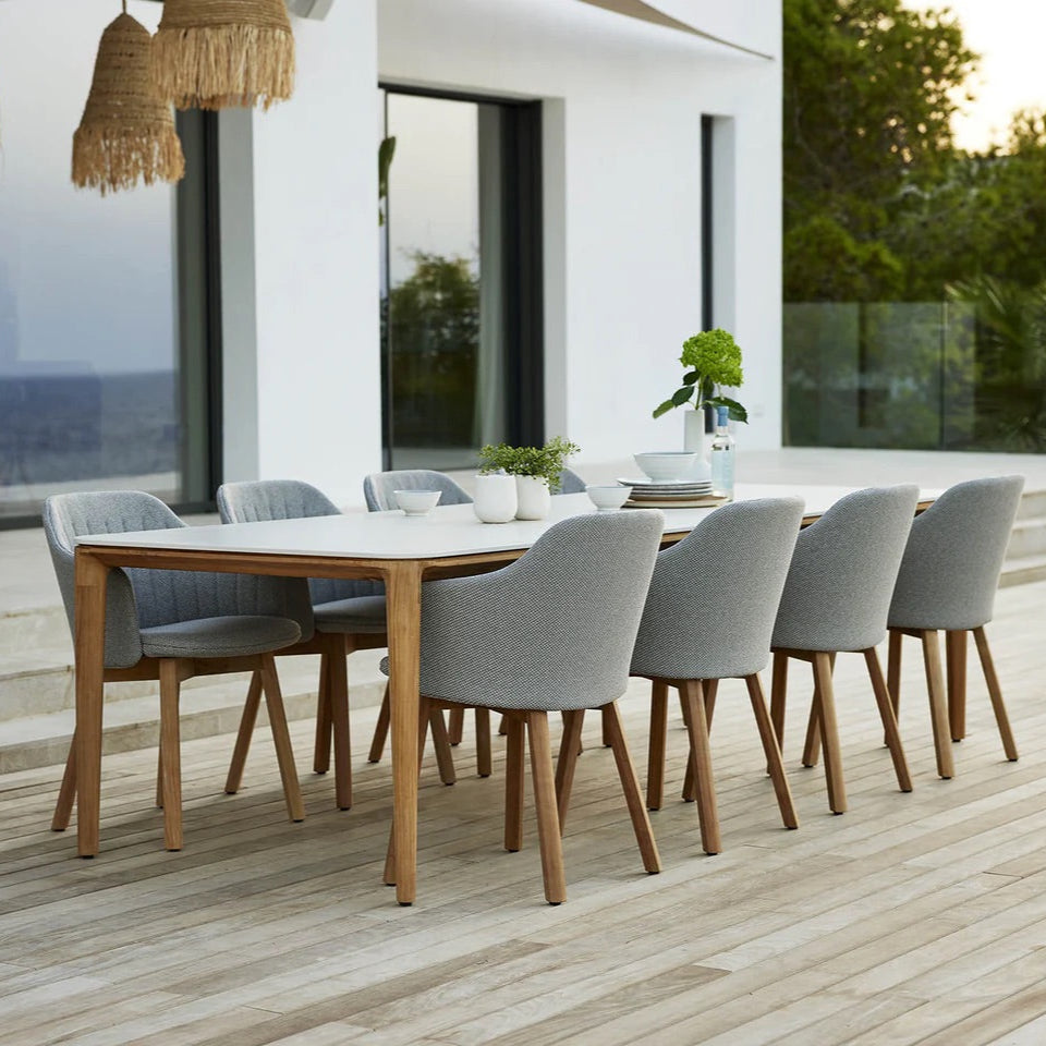 Cane-Line I Choice Armlehnenstuhl mit Teakbeinen