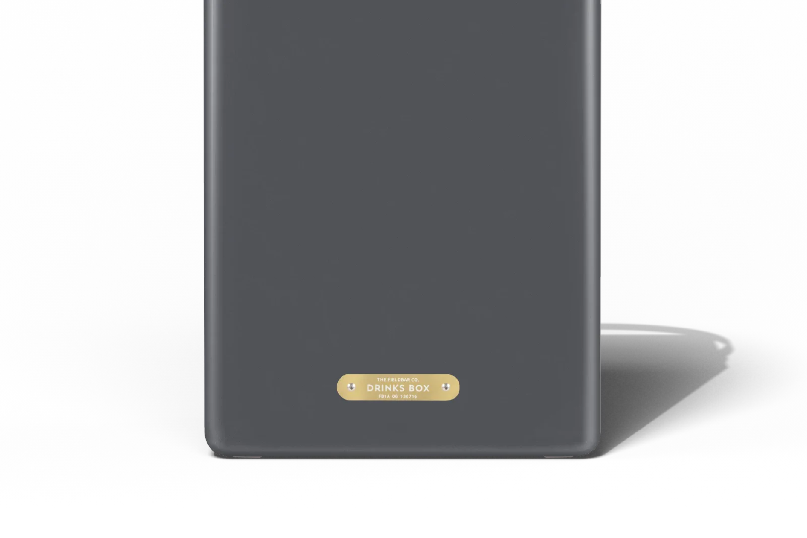 Detailansicht Fieldbar Drinks Box Oyster Grey mit Messingplakette