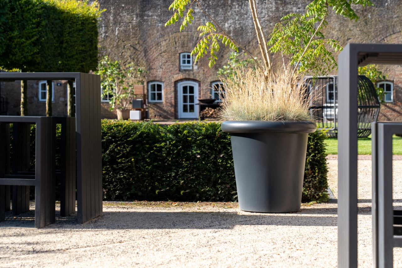 Adezz I Tube Pflanzgefäß aus beschichtetem Stahl