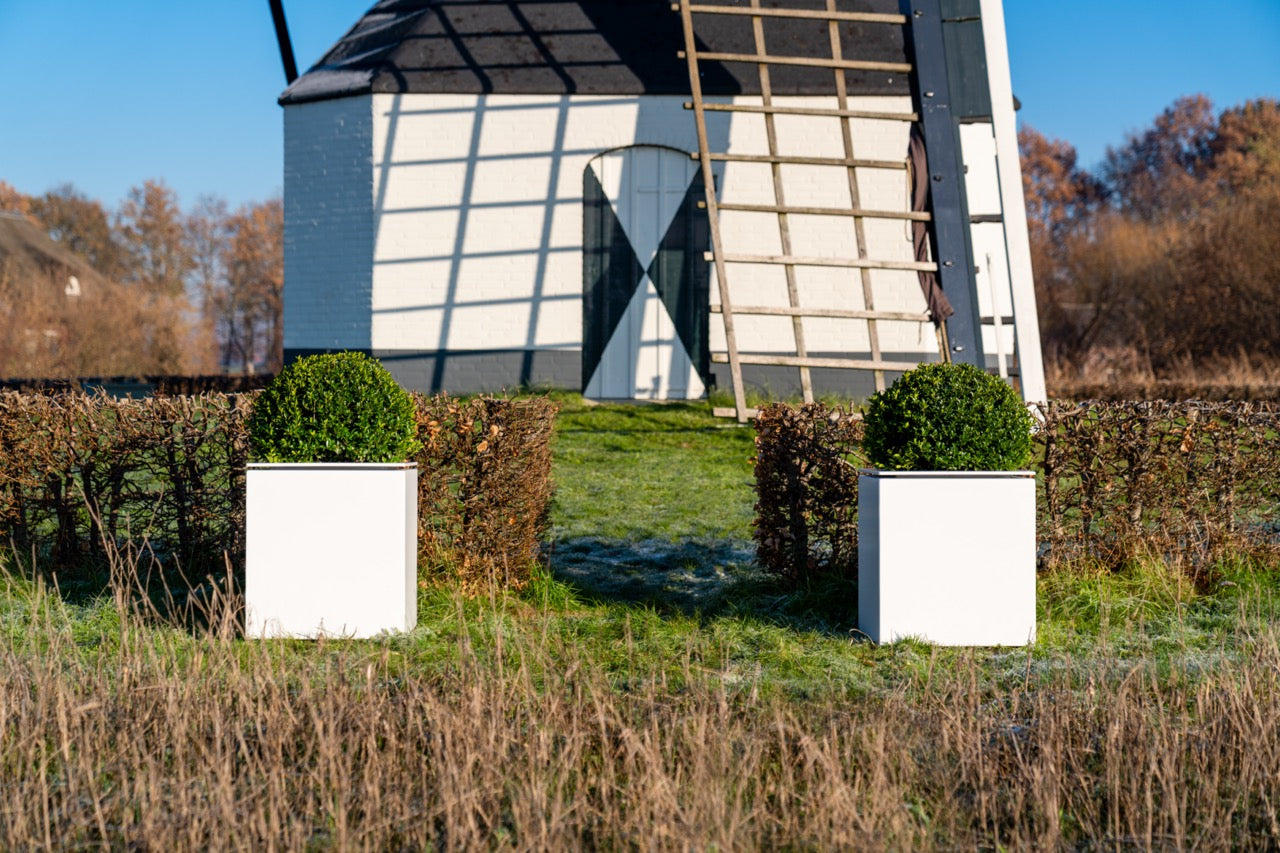Die pulverbeschichtete Oberfläche ist kratzfest und schützt das Material vor Korrosion, was eine lange Lebensdauer garantiert.