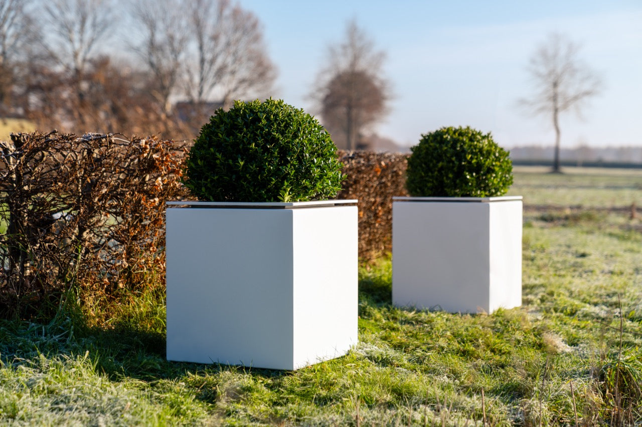 Es ist in verschiedenen Farben erhältlich – darunter Weiß, Schwarz und Anthrazit – und passt sich jeder Umgebung an.