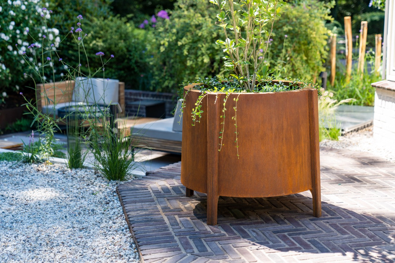 Funktionalität trifft Ästhetik
Das BOTAN Pflanzgefäß vereint Funktionalität und Eleganz. Mit einer praktischen Höhe von 600 bis 1200 mm und einem Durchmesser von 500 bis 1000 mm bietet es ausreichend Platz für Ihre Lieblingspflanzen. Die durchdachte Konstruktion sorgt für eine optimale Entwässerung, sodass Ihre Pflanzen immer bestens versorgt sind.