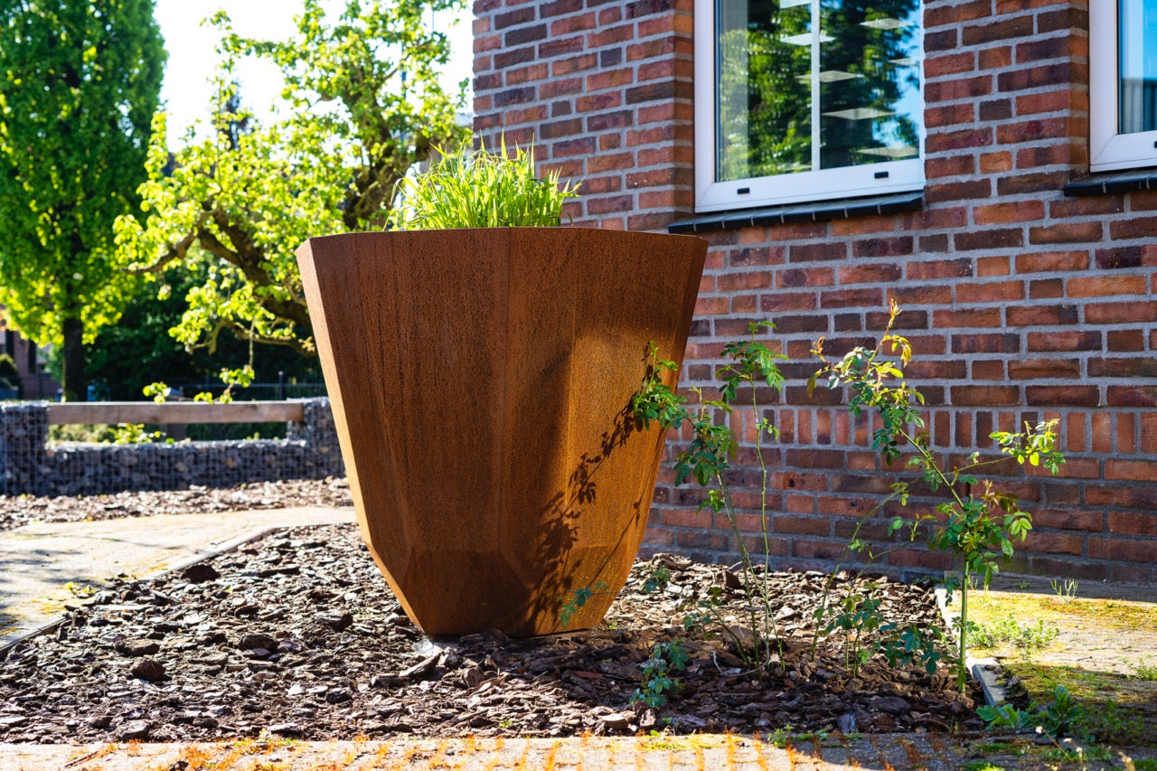 Cortenstahl entwickelt im Laufe der Zeit eine rustikale Rostpatina, die dem Gefäß eine einzigartige Optik verleiht und es zusätzlich vor Korrosion schützt.