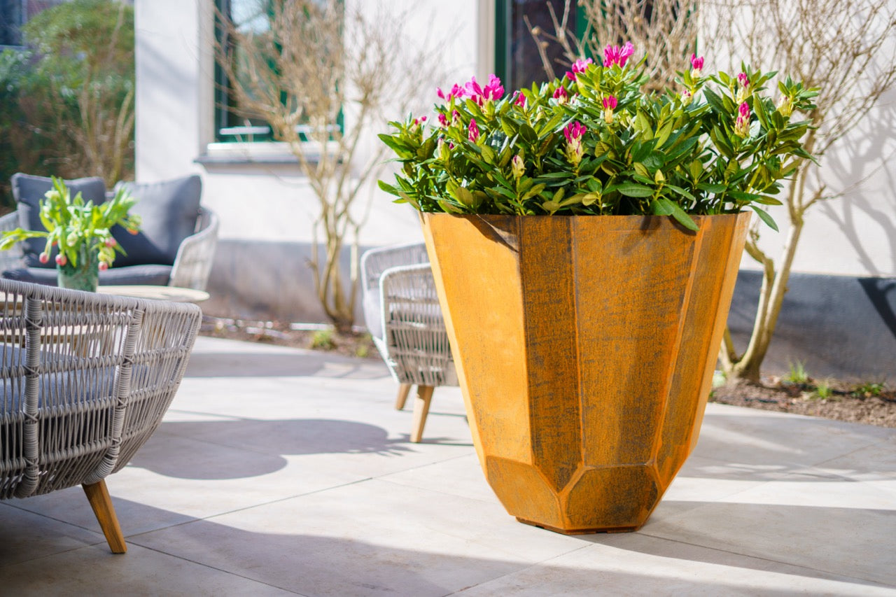 Die Oberfläche des Cortenstahls ist anfangs glatt und entwickelt eine gleichmäßige Rostschicht – ideal für Gärten, Terrassen und Außenanlagen.