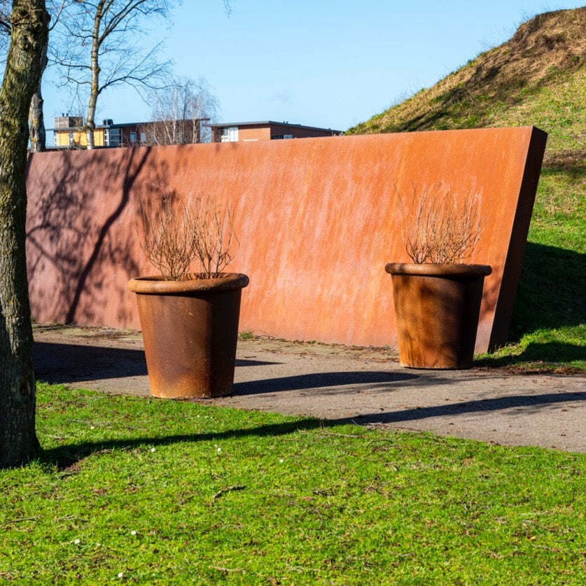 Das Pflanzgefäß Tube ist aus stabilem, wetterfestem Cortenstahl gefertigt.