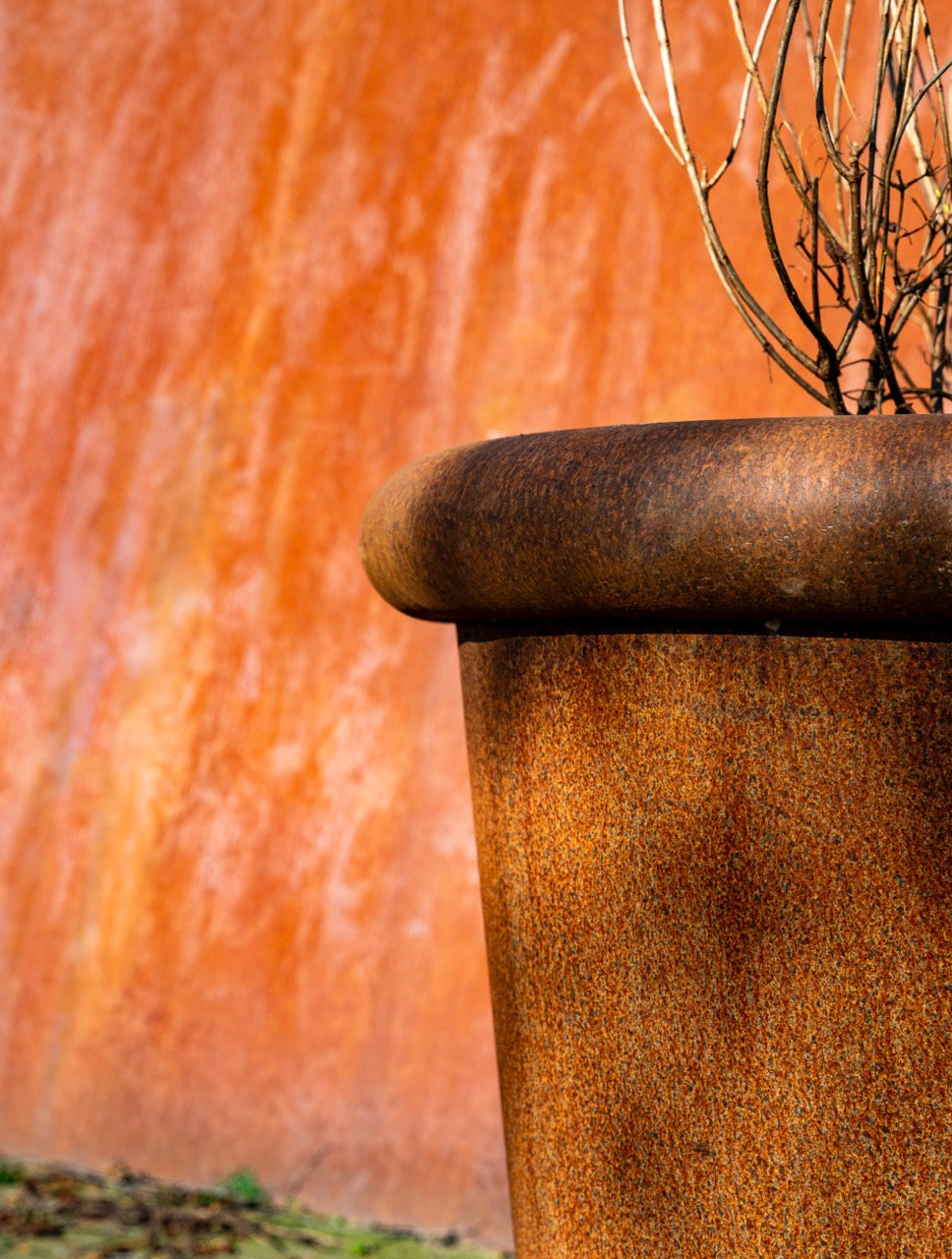 Dank seiner selbstschützenden Rostschicht ist es langlebig und widerstandsfähig gegen Korrosion.