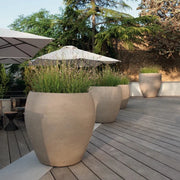 Pflanzgefäß in konisch-bauchiger Form, 77cm hoch, 80cm breit. Handgefertigt aus Terrakotta, frostbeständig.