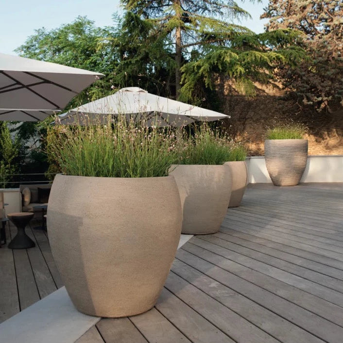 Pflanzgefäß in konisch-bauchiger Form, 77cm hoch, 80cm breit. Handgefertigt aus Terrakotta, frostbeständig.