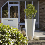 Eleganz im Garten: Das FACET-Pflanzgefäß aus Aluminium ist ein leichtes und langlebiges Gefäß, das jeder Außenfläche ein modernes Design verleiht. Es bleibt das ganze Jahr im Freien schön und beständig.