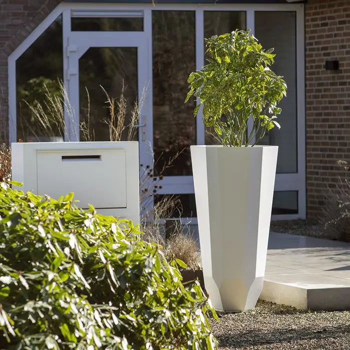 Eleganz im Garten: Das FACET-Pflanzgefäß aus Aluminium ist ein leichtes und langlebiges Gefäß, das jeder Außenfläche ein modernes Design verleiht. Es bleibt das ganze Jahr im Freien schön und beständig.