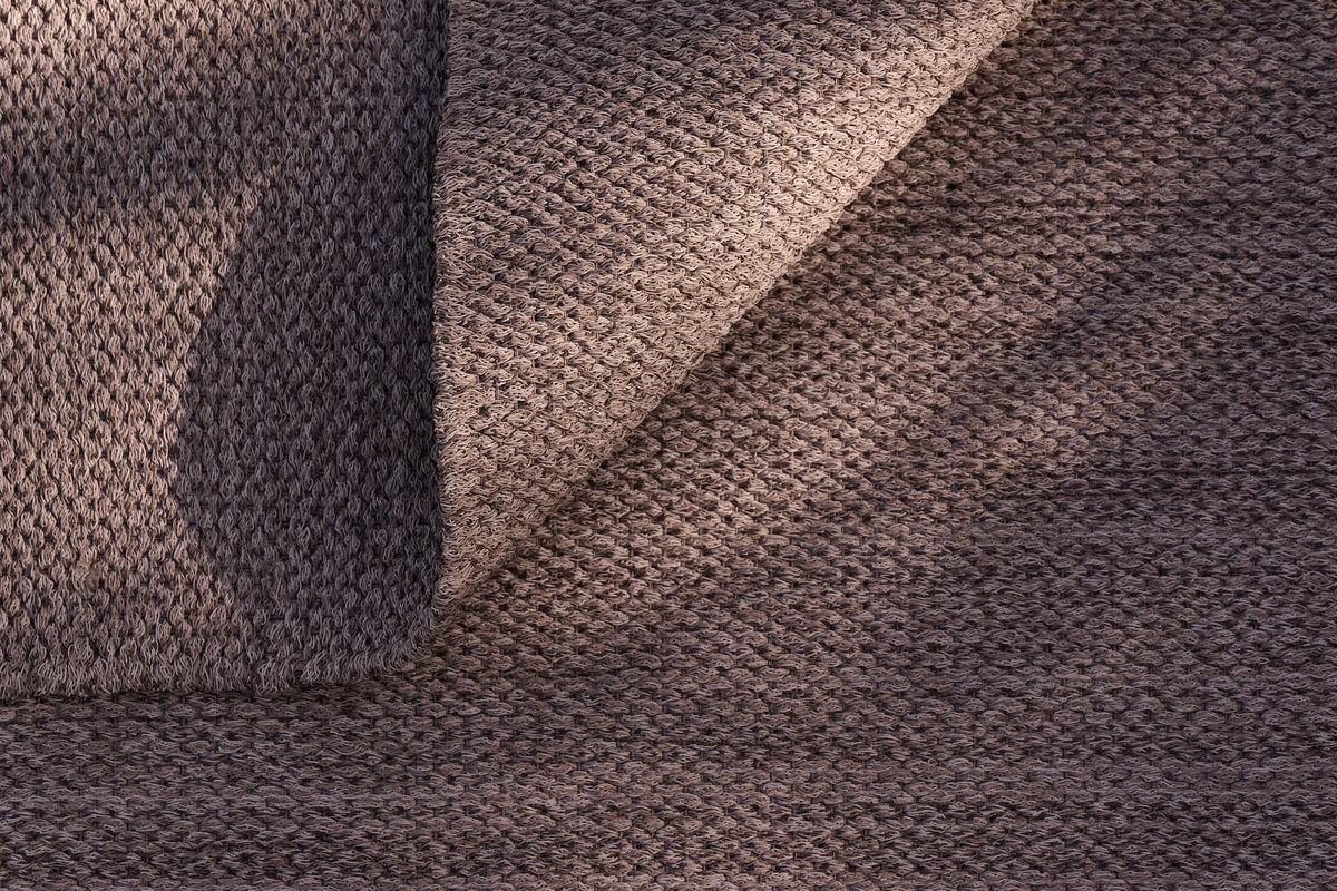 Detail des flach gewebten Tribù Tanae Außenteppichs