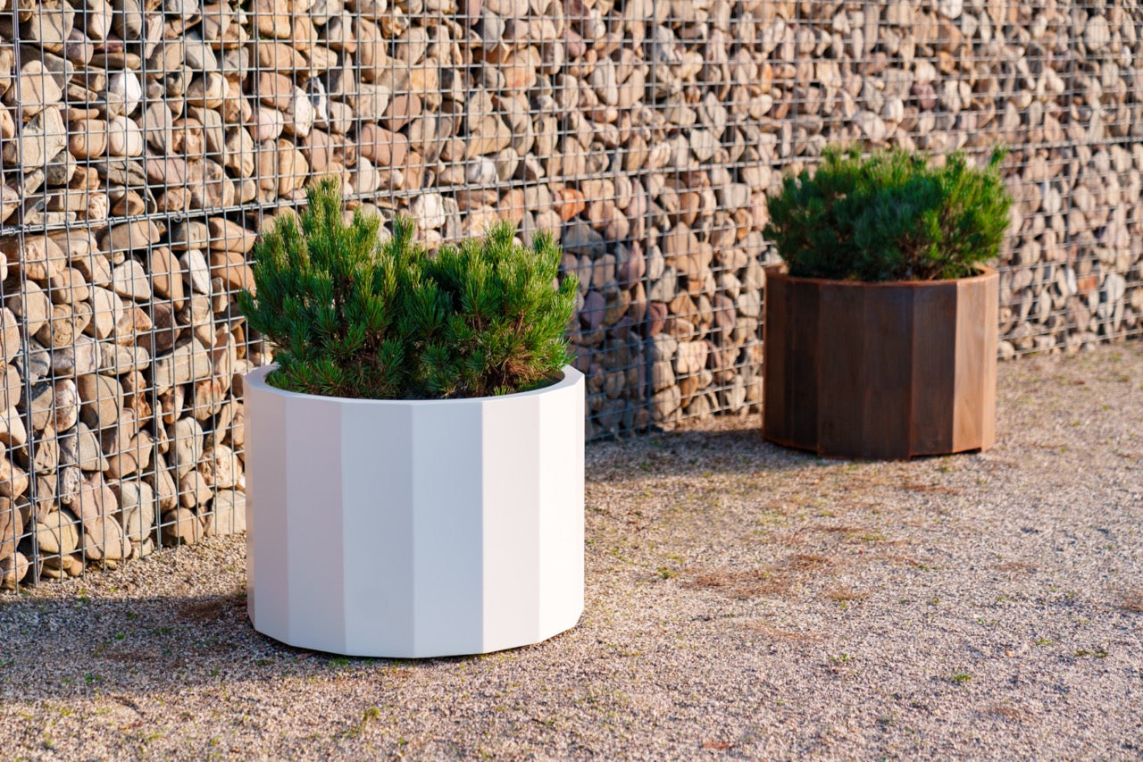 Vielfältige Farboptionen
Wählen Sie aus verschiedenen eleganten Farben, darunter Verkehrsweiß, Schwarzgrau, Anthrazitgrau und Tiefschwarz. Mit einer Pulverbeschichtung, die perfekt haftet, können Sie sicher sein, dass Ihr Pflanzgefäß nicht nur schön, sondern auch langlebig ist. Weitere Farben sind auf Anfrage erhältlich!