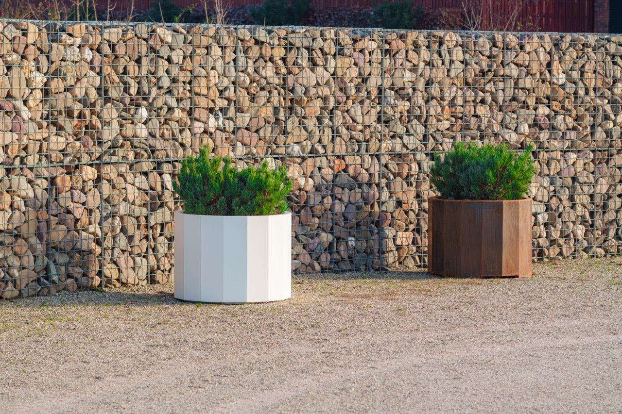 Das Pflanzgefäß BOXER ist in verschiedenen Größen erhältlich, mit Durchmessern von 800 bis 1200 mm und Höhen von 600 bis 1100 mm. So finden Sie immer die passende Größe für Ihre Lieblingspflanzen. Gestalten Sie Ihren Garten individuell und nach Ihrem Geschmack!