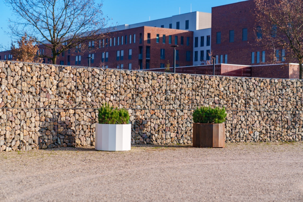 Mit integrierten Entwässerungslöchern und stabilen Füßen steht das Pflanzgefäß BOXER sicher und sorgt für eine optimale Drainage. Dies fördert das gesunde Wachstum Ihrer Pflanzen und verhindert Wasseransammlungen. Schaffen Sie eine perfekte Umgebung für Ihre grünen Freunde!