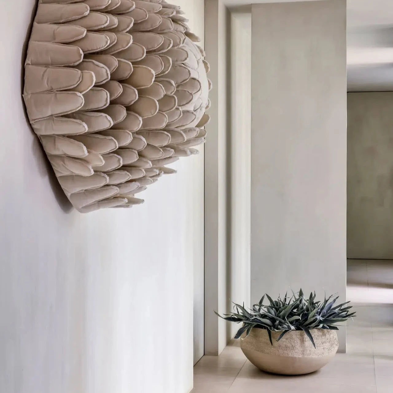 Frostsichere Domani Atlantis Organic Bowl, 60 cm Durchmesser, 34 cm Höhe, handgefertigt in Belgien aus hochwertigem Ton in der Farbe Natural Sand.