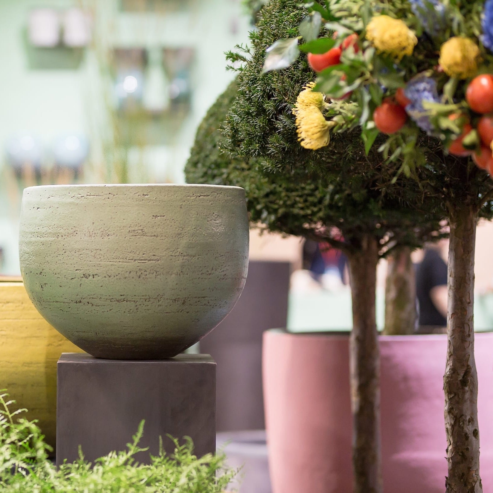 Domani Nuuk Ø60 cm in Weiß auf moderner Terrasse bei Tageslicht