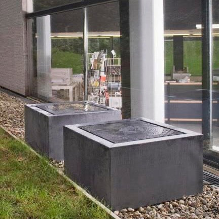 Domani Zink Fountains HZCF50 Wasserspiel auf Terrasse bei Tageslicht