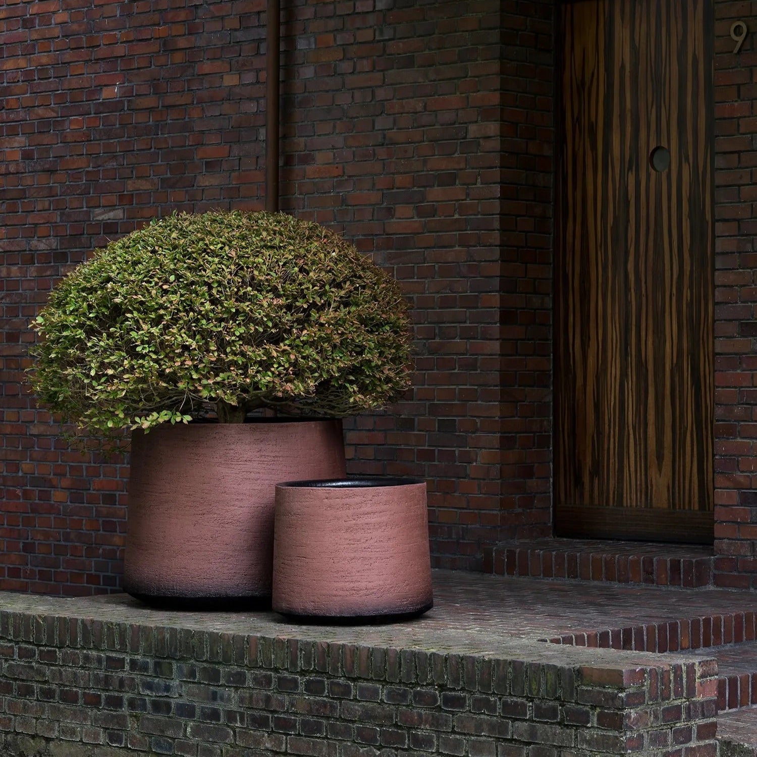 Domani Havanna Gefäß in desert auf Terrasse, handgefertigter Ton, warme Lichtstimmung
