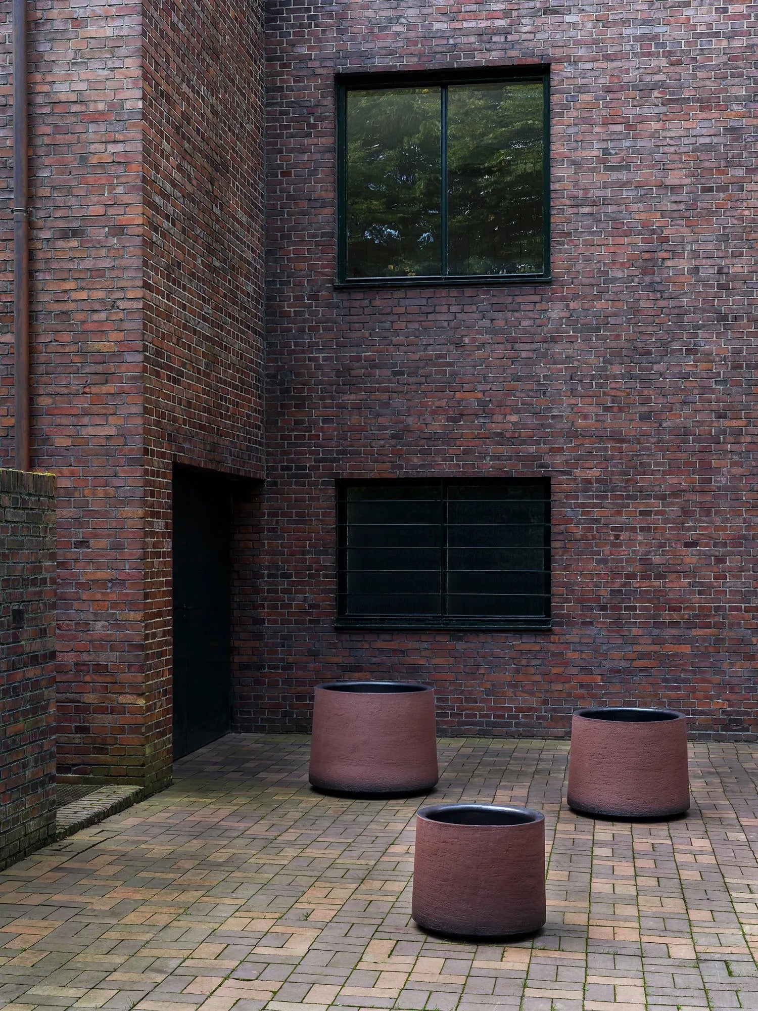 Havanna Gefäß in plum mit Bepflanzung im Innenhof, architektonische Outdoor-Ästhetik