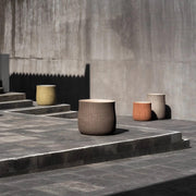 Domani I Helsinki Terracotta Ø 60 cm auf Terrasse bei Sonnenlicht