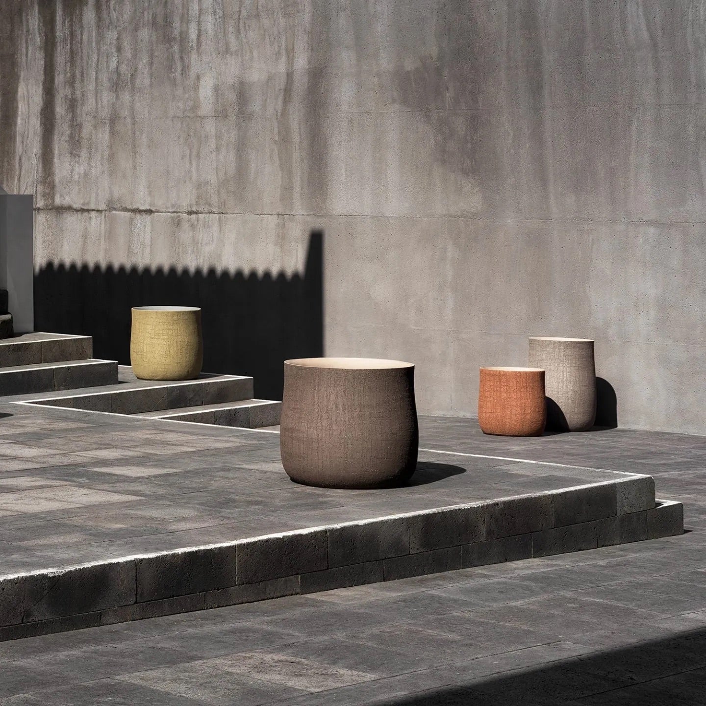 Domani I Helsinki Terracotta Ø 60 cm auf Terrasse bei Sonnenlicht