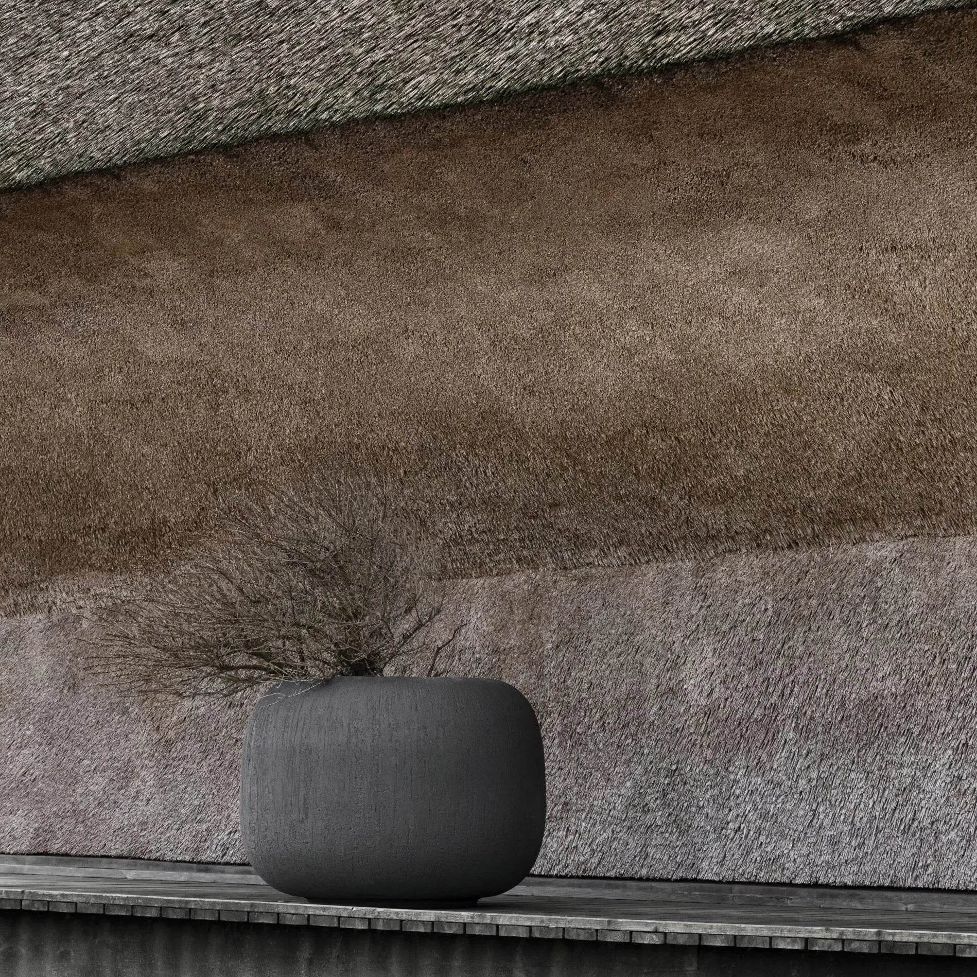 Domani Melides Topf Ø84x75cm in Khaki mit Pflanzen im Innenhof