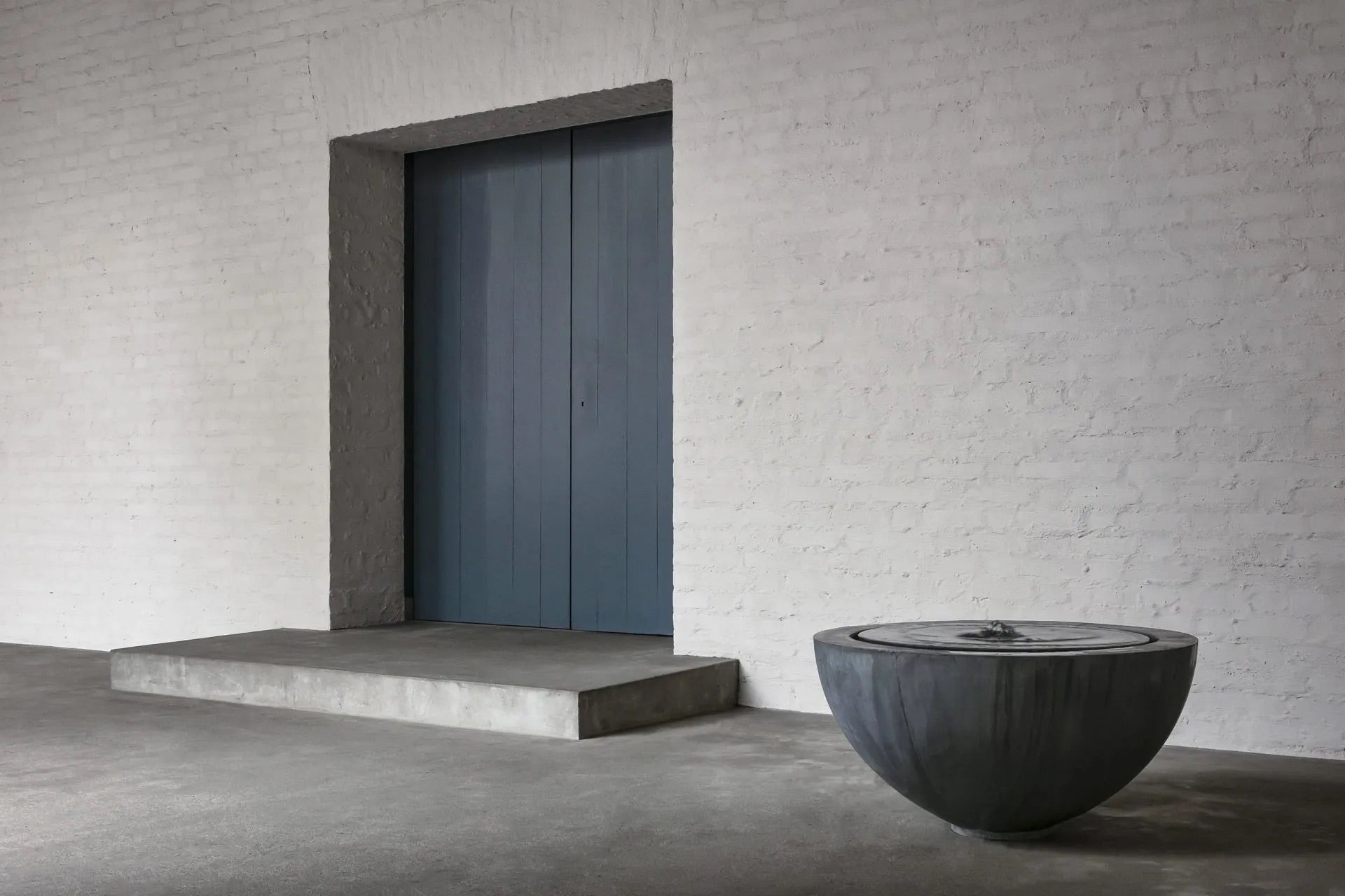 Domani Zinc Fountains 100 – minimalistisches Outdoor-Wasserspiel auf Terrasse