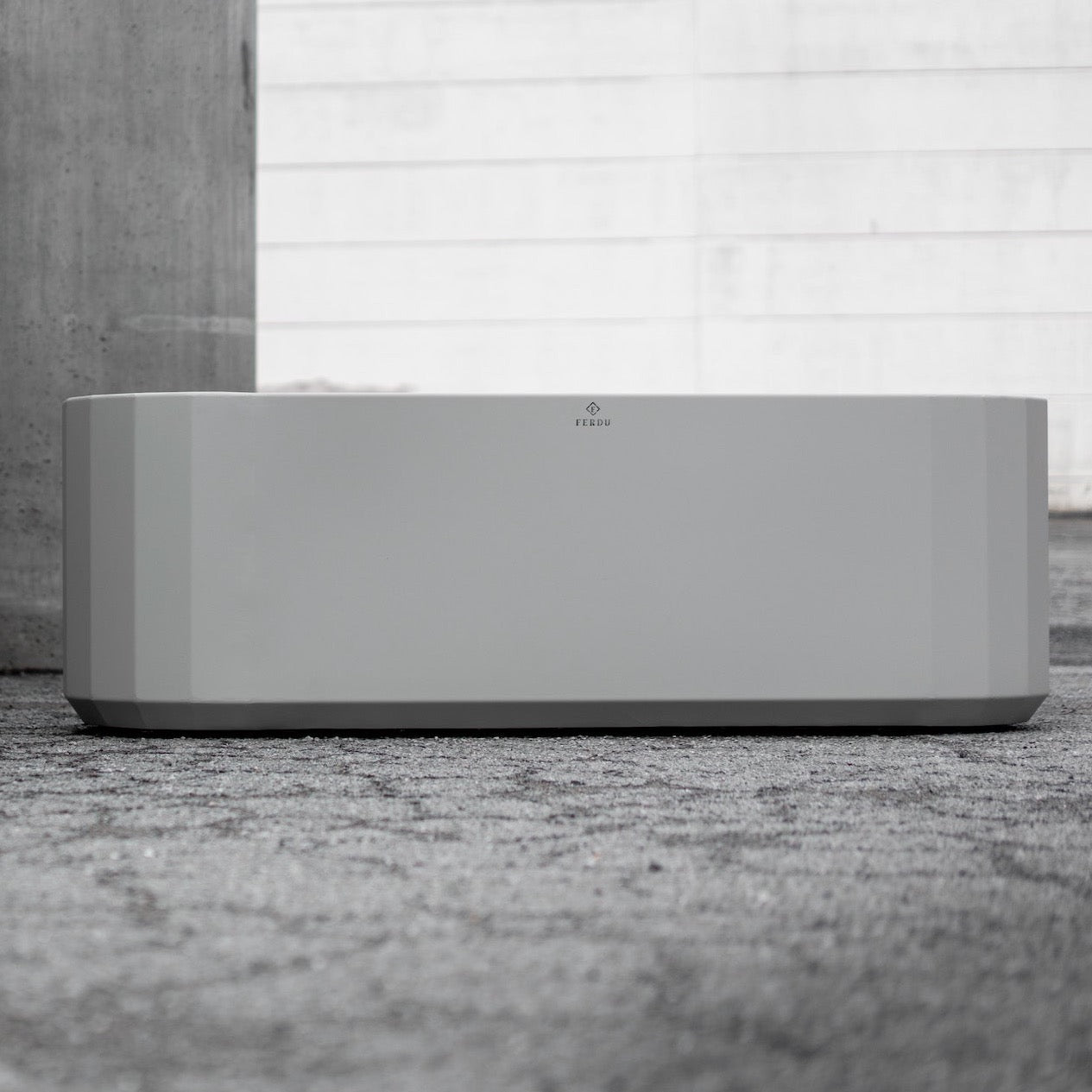 DETAIL Model 135: 1350x450x450 mm Model 180: 1800x600x600 mm Model 240: 2400x800x800 mm  Materialien Corten Stahl Pulverbeschichteter, verzinkter Stahl