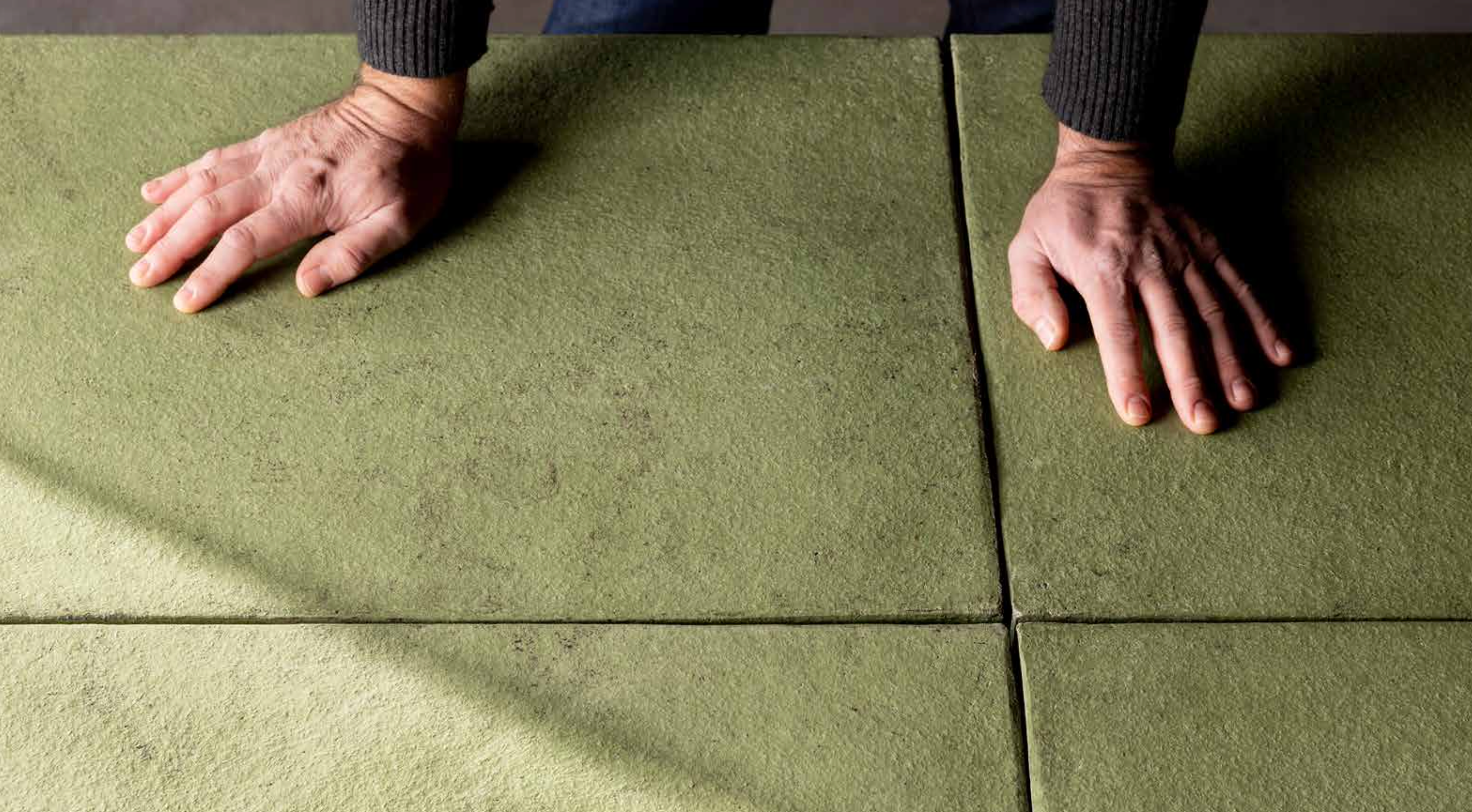 Der Atelier Vierkant Tisch Clay kann individuell angepasst werden und bietet flexible Layout- und Farboptionen.