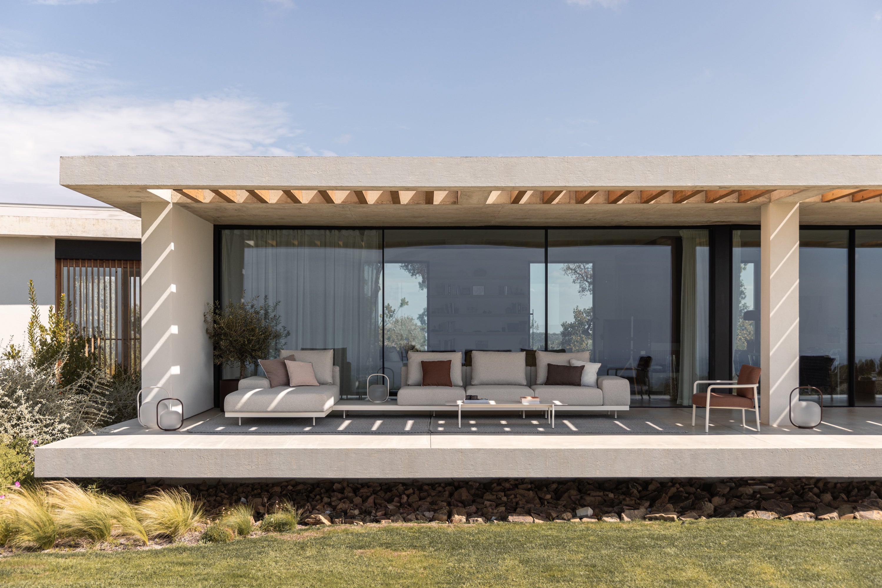 Todus I Dongo Chaiselongue mit niedriger Armlehne rechts