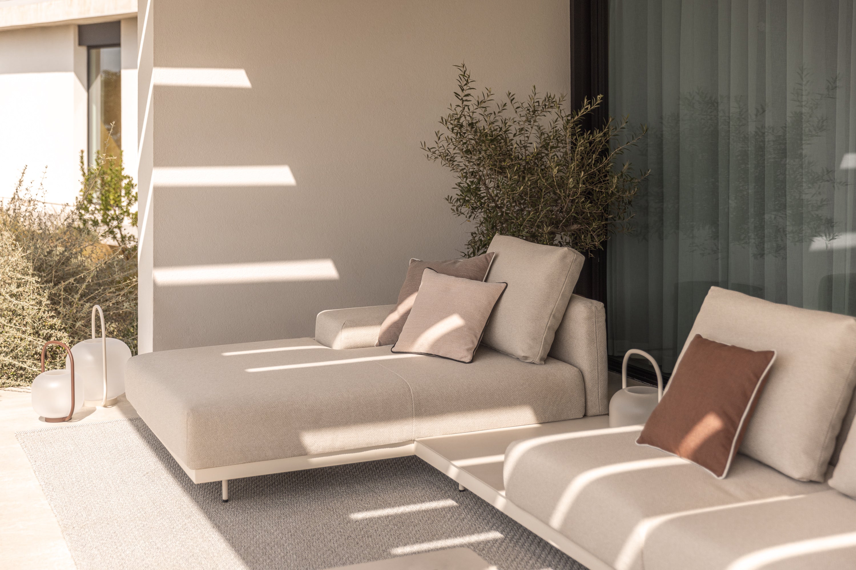 Todus I Dongo Chaiselongue mit niedriger Armlehne rechts