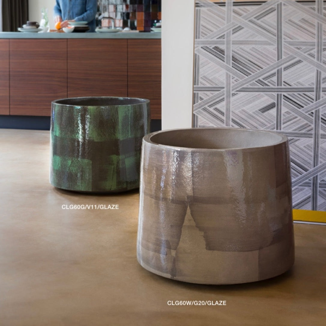 Das CLG Pflanzgefäß ist ein handgefertigtes Kunstwerk aus Terrakotta. Es hat eine glatte, gestrichene Oberfläche und eine elegante Form, die es zu einem besonderen Blickfang macht.