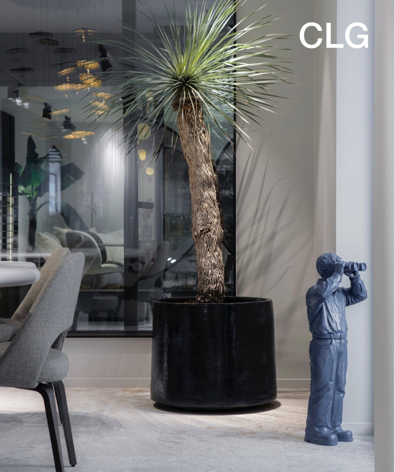 Mit einem Durchmesser von 60 cm, einer Höhe von 53 cm und einem Gewicht von 65 kg bietet das Gefäß eine stabile Basis für Ihre Pflanzen.