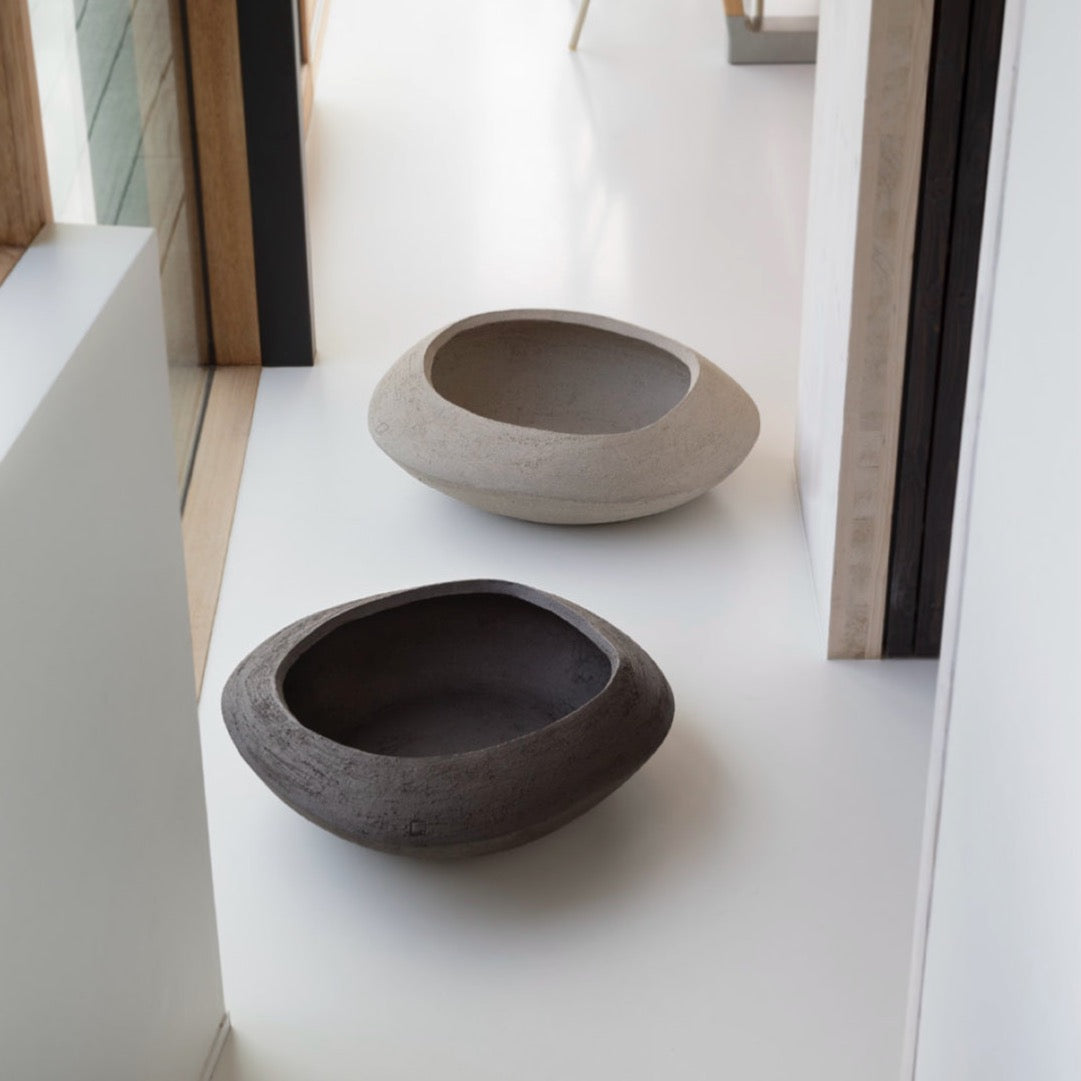 Die SO80 Schale von Atelier Vierkant ist mehr als nur ein Garten-Accessoire – sie ist ein Statement für stilbewusste Gartenliebhaber! Erleben Sie, wie diese handgefertigte Terrakotta-Schale Ihren Garten in ein wahres Paradies verwandelt. Mit ihrer eleganten Form und den vielfältigen Farboptionen fügt sie sich harmonisch in jede Umgebung ein und verleiht Ihrem Außenbereich das gewisse Etwas. Bestellen Sie noch heute und gestalten Sie Ihre Wohlfühloase neu!