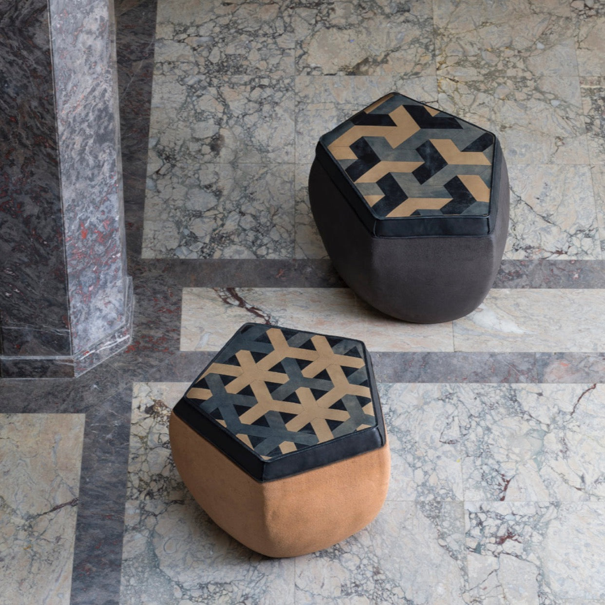 Der KHO Sitzstein ist ein handgefertigtes Möbelstück aus Keramik mit einer organischen Form. Er ist in zwei Größen erhältlich und eignet sich für den Innen- und Außenbereich.