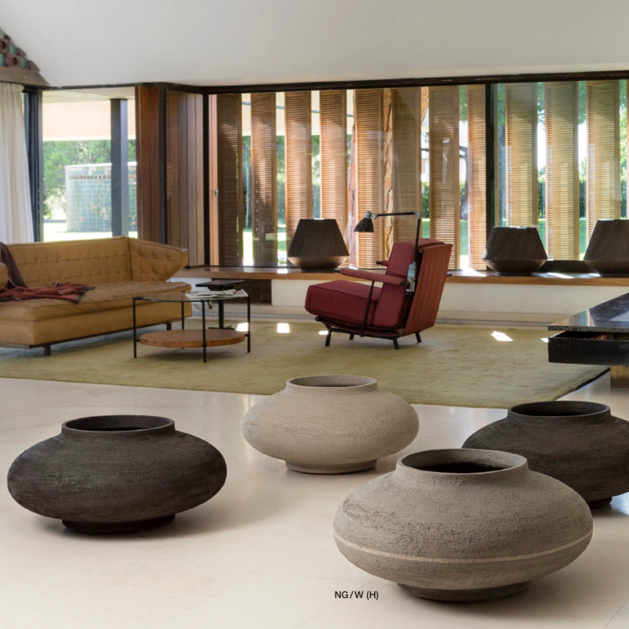 Die Vase LR von Atelier Vierkant ist ein großes, schweres Gefäß aus Ton.