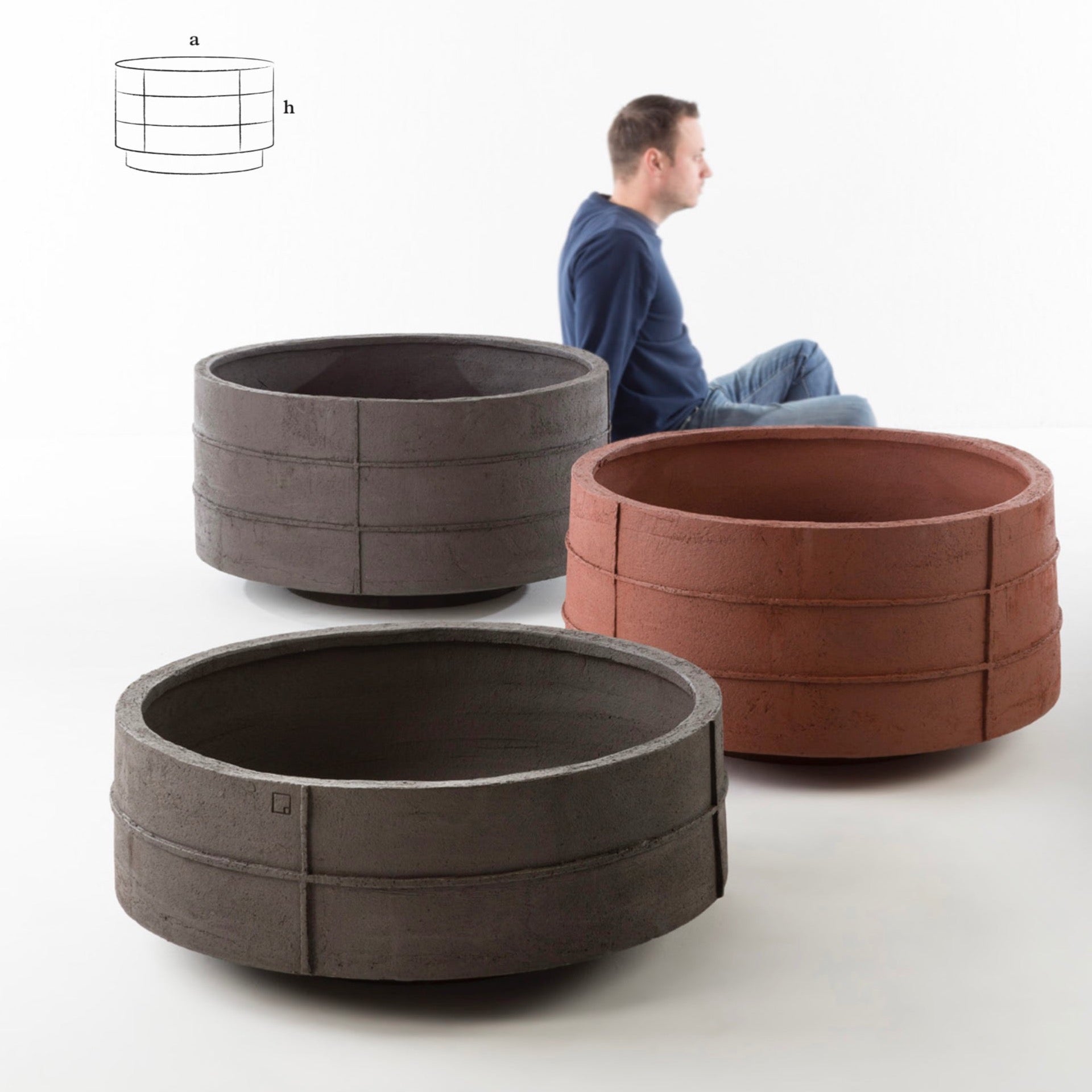 Verwandeln Sie Ihre Räume mit dem SJ Pflanzgefäß von Atelier Vierkant! Dieses handgefertigte Meisterwerk vereint höchste Handwerkskunst und stilvolles Design in einem einzigen Produkt. Ideal für alle, die ihren Wohn- oder Arbeitsbereich auf natürliche Weise verschönern möchten. Das Pflanzgefäß ist robust, zeitlos und ein wahres Highlight – sowohl drinnen als auch draußen. Lassen Sie Ihre Pflanzen in einer Umgebung gedeihen, die ebenso viel Klasse ausstrahlt wie Ihre persönliche Note!