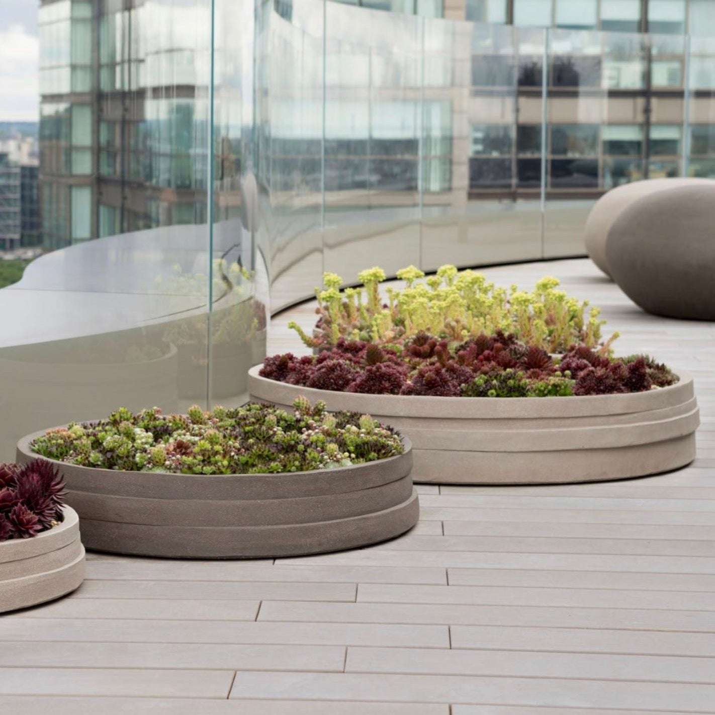 Die Atelier Vierkant UFS Pflanzschale ist die perfekte Ergänzung für Ihren Außenbereich, ob Garten, Terrasse oder Balkon. Hergestellt aus hochwertigem, frostfestem Terracotta, überzeugt die Schale durch ihre flache, elegante Form und das feine, handgearbeitete Design. Die zarte Wellenprofilierung am oberen Rand unterstreicht den modernen Stil und fügt einen Hauch von Zeitlosigkeit hinzu. Dank der speziell behandelten, matten Oberfläche fügt sich die UFS Schale harmonisch in jede Umgebung ein und ist ideal f